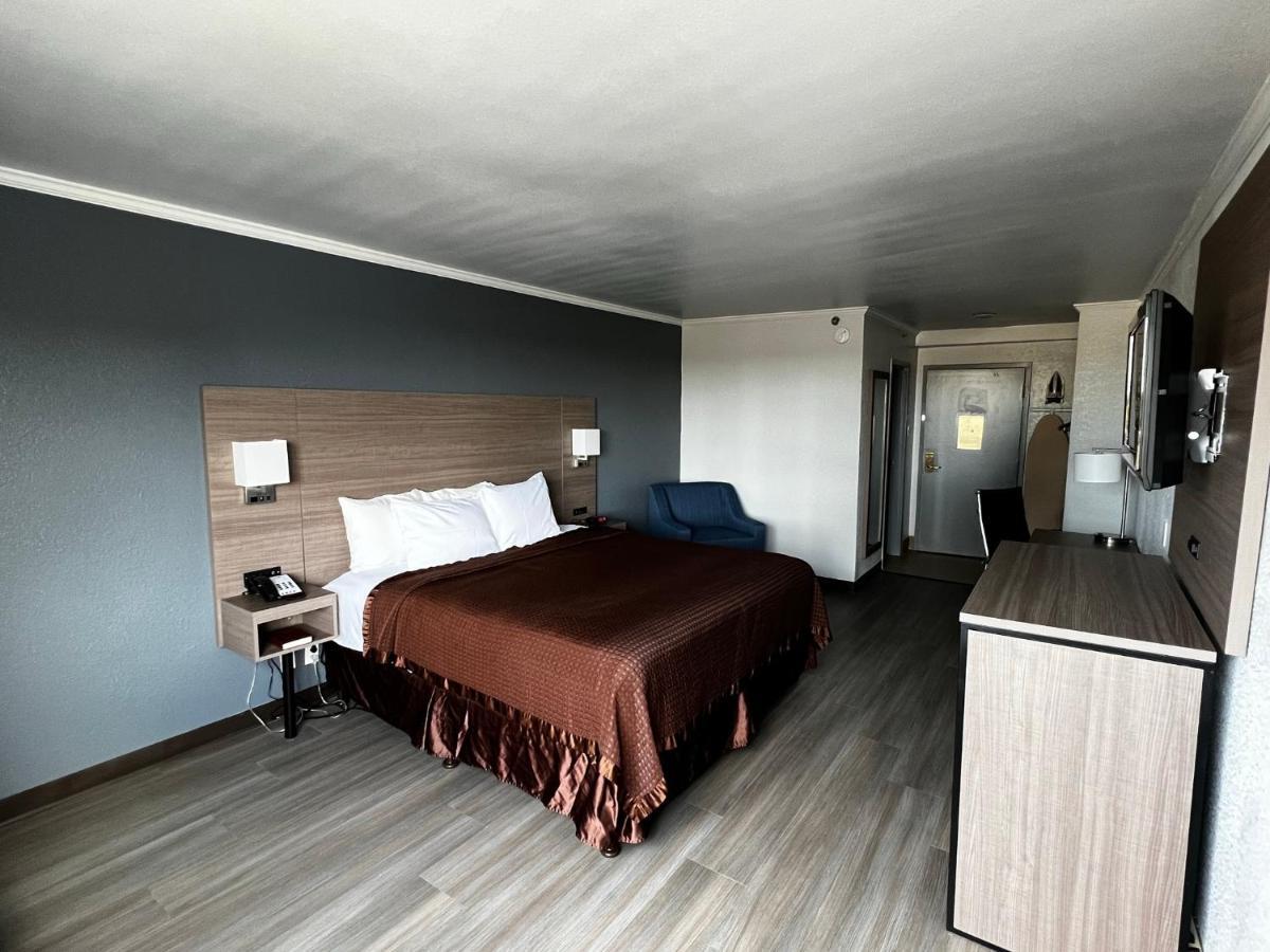 Super 8 By Wyndham Fort Worth Entertainment District Exterior photo