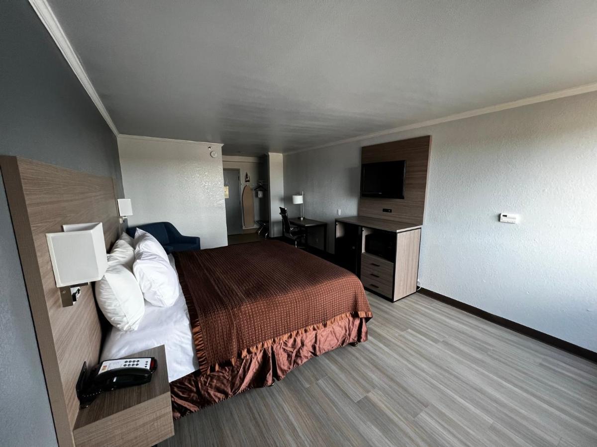 Super 8 By Wyndham Fort Worth Entertainment District Exterior photo